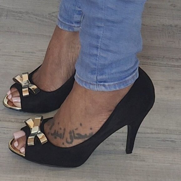 Black and Gold Bow Open Toe Heels Size 8 - Picture 4 of 8
